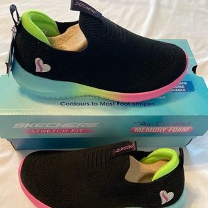 NWT Girls Sketchers Tennis shoes with Memory foam- size 13.5
